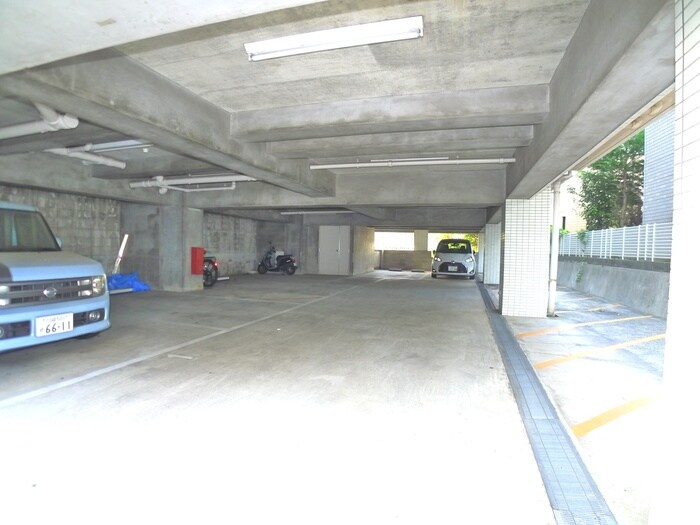 物件外観写真2　(駐車場)