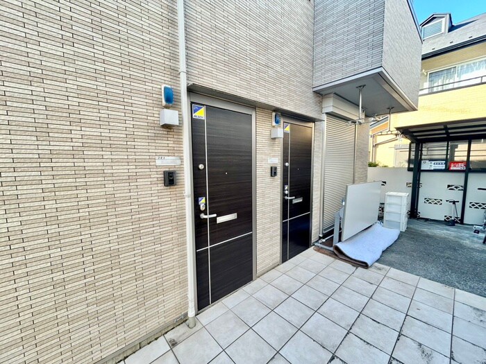 物件外観写真3　(エントランス部分)