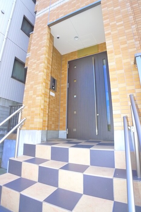 物件外観写真2　(エントランス部分)