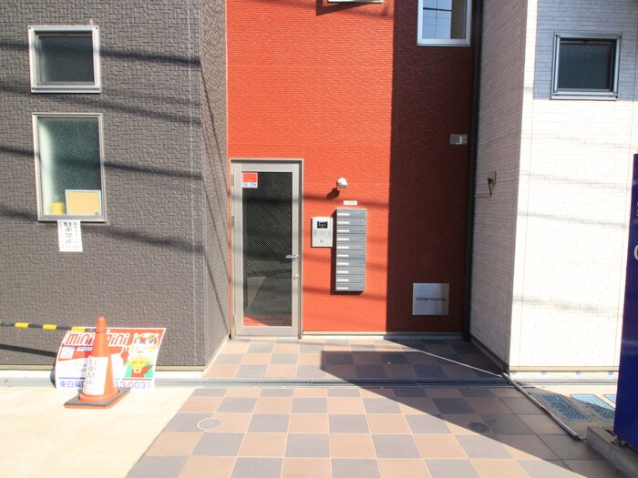 物件外観写真4　(エントランス部分)