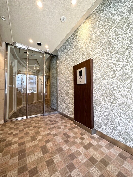 物件外観写真3　(エントランス部分)