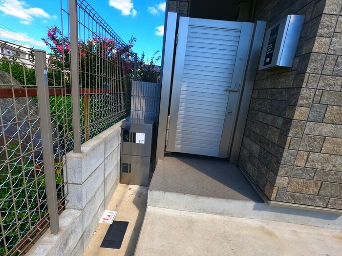 物件外観写真6　(エントランス部分)