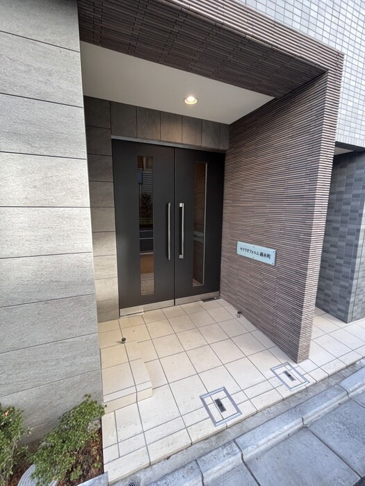 物件外観写真2　(エントランス部分)