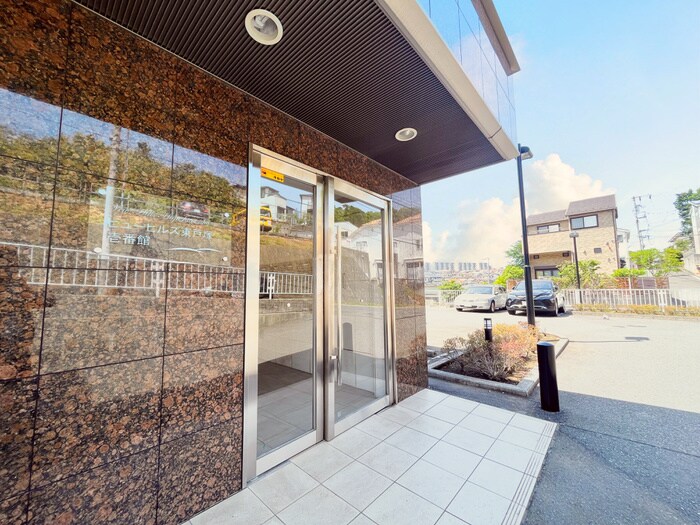 物件外観写真6　(エントランス部分)