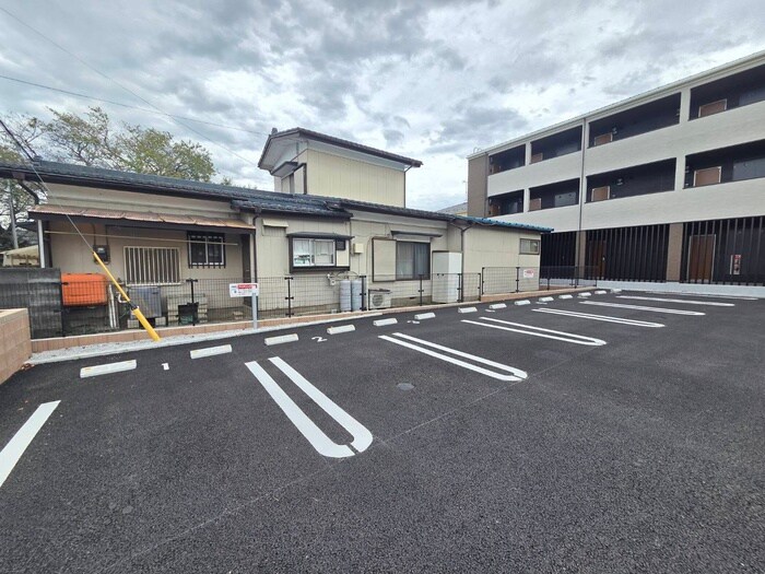 物件外観写真4　(駐車場)