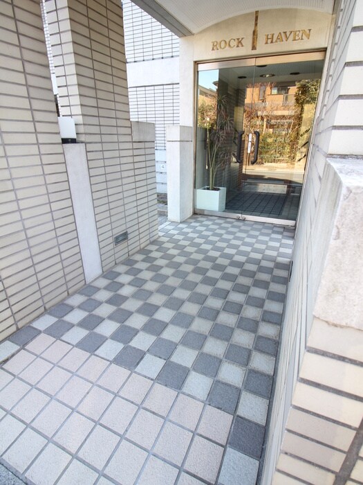 物件外観写真3　(エントランス部分)