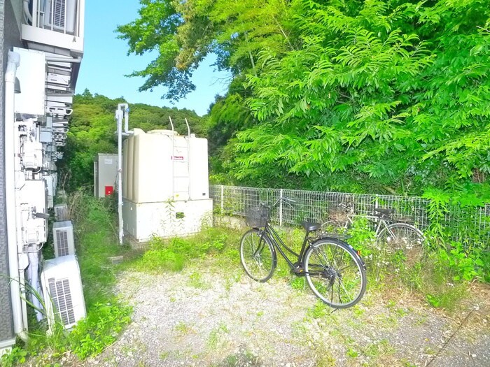 物件外観写真5　(駐輪場)
