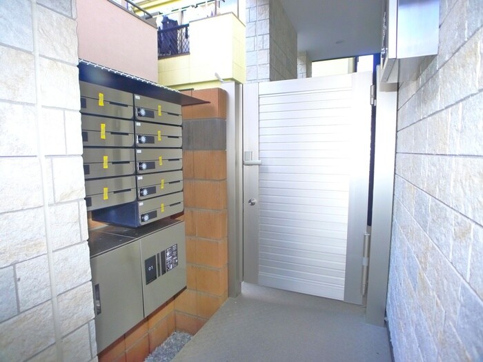 物件外観写真3　(エントランス部分)