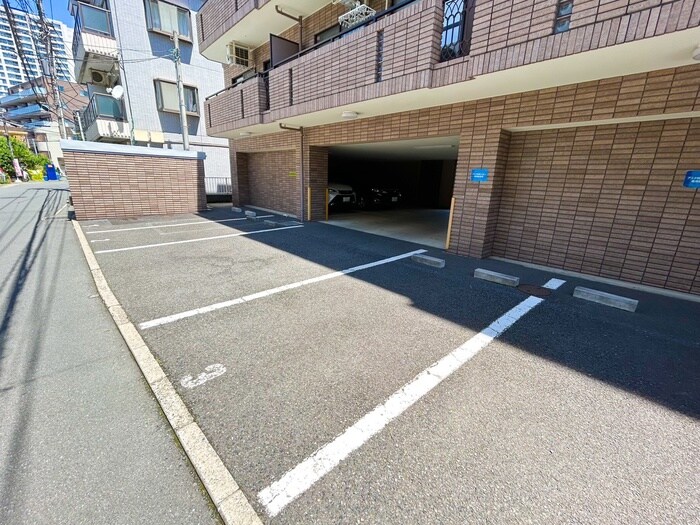 物件外観写真6　(駐車場)