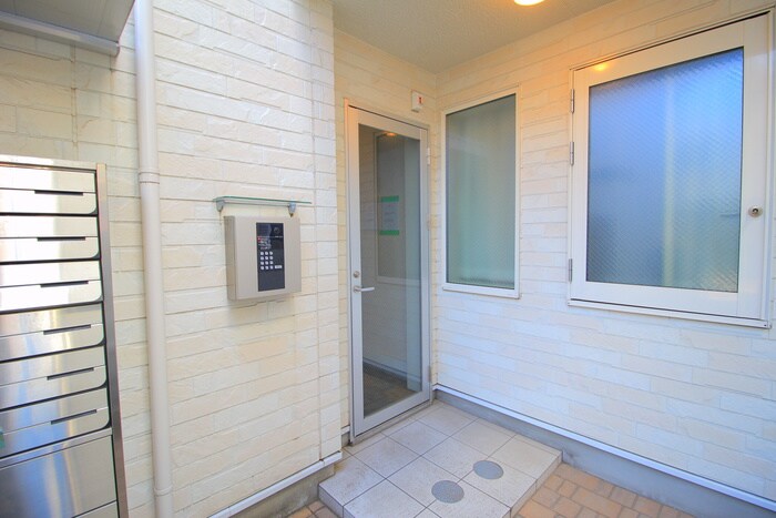 物件外観写真3　(エントランス部分)