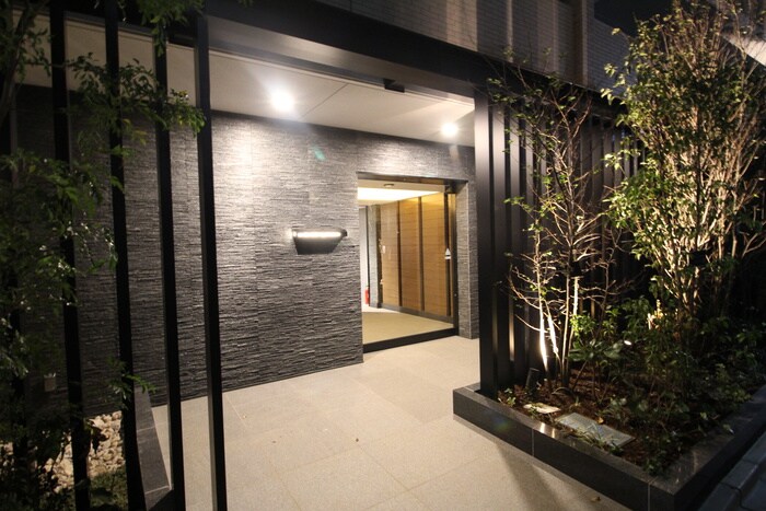 物件外観写真3　(エントランス部分)