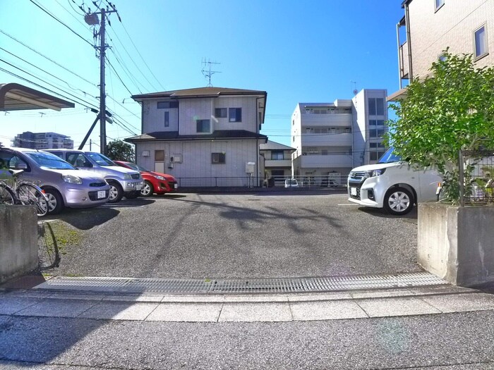 物件外観写真3　(駐車場)