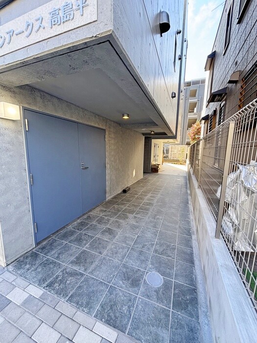 物件外観写真3　(エントランス部分)