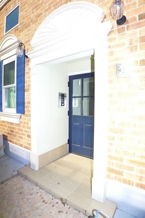 物件外観写真2　(エントランス部分)