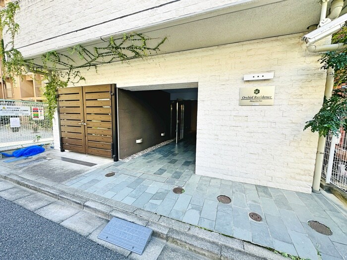 物件外観写真2　(エントランス部分)