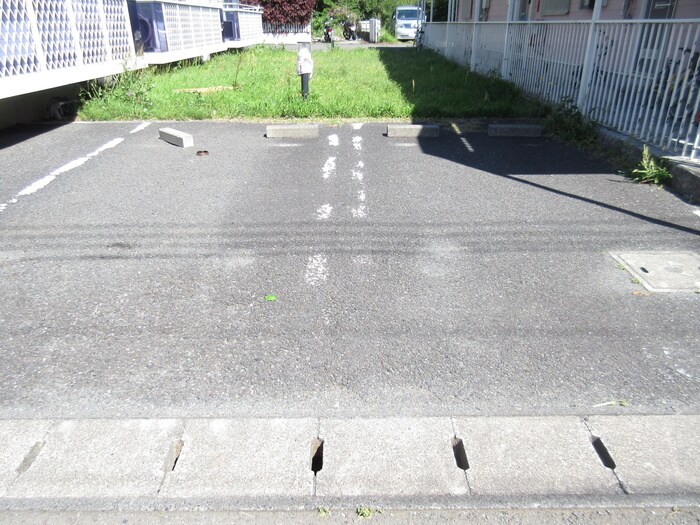 物件外観写真5　(駐車場)
