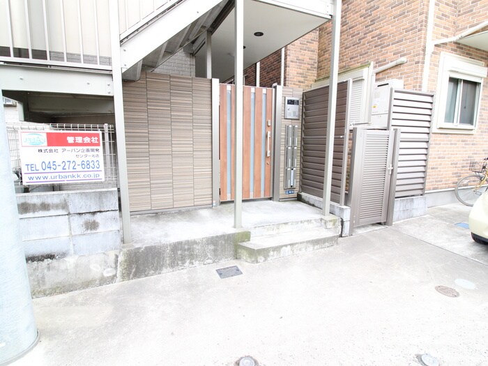物件外観写真2　(エントランス部分)