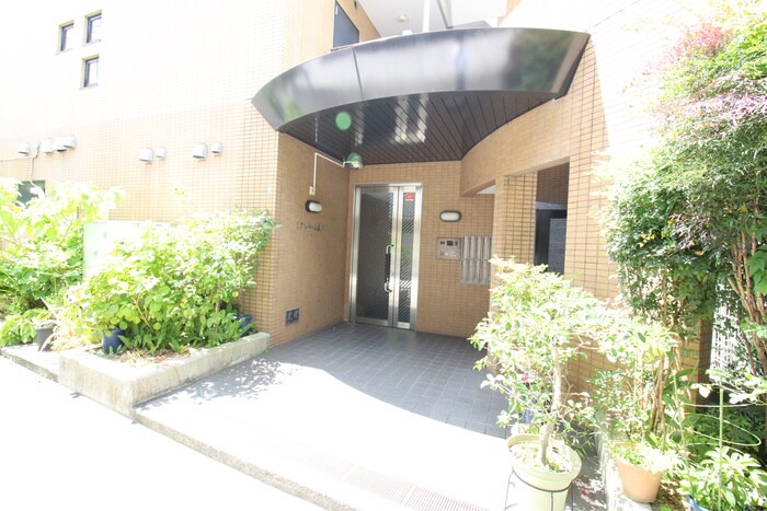 物件外観写真3　(エントランス部分)