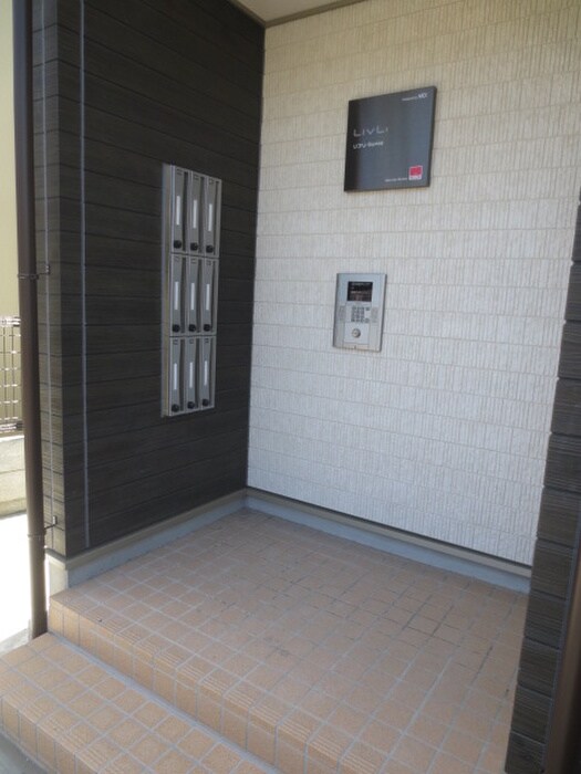 物件外観写真4　(エントランス部分)