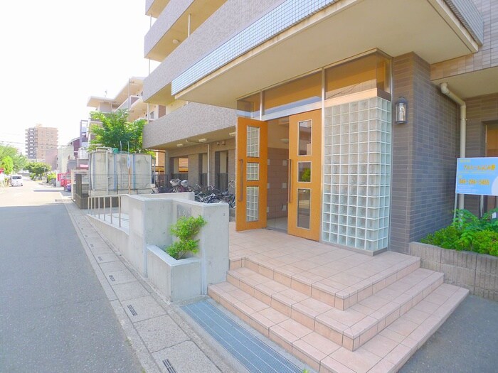 物件外観写真2　(エントランス部分)