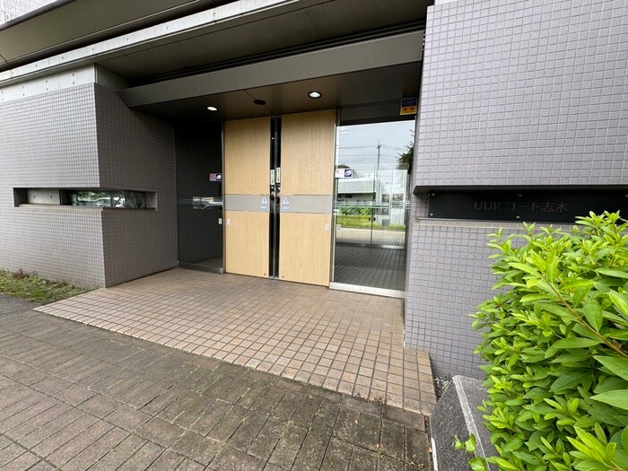 物件外観写真2　(エントランス部分)