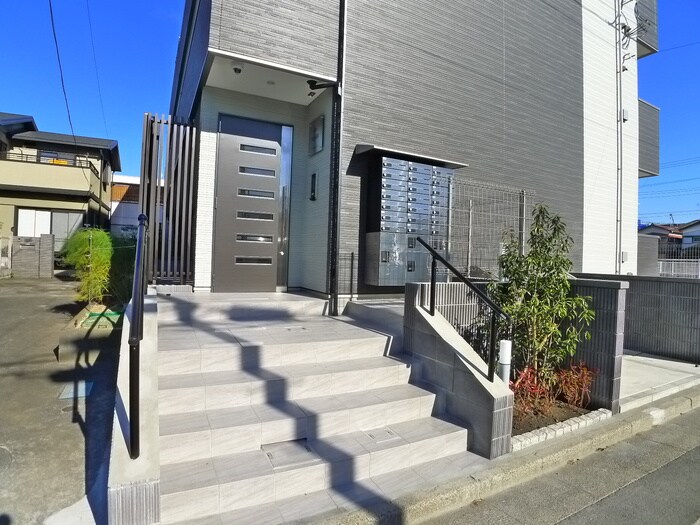 物件外観写真2　(エントランス部分)