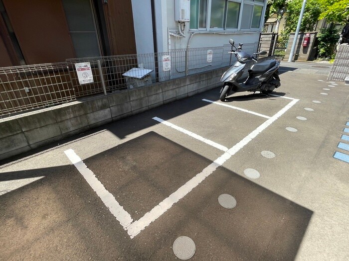 物件外観写真5　(バイク置き場)