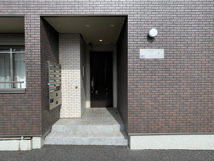 物件外観写真2　(エントランス部分)