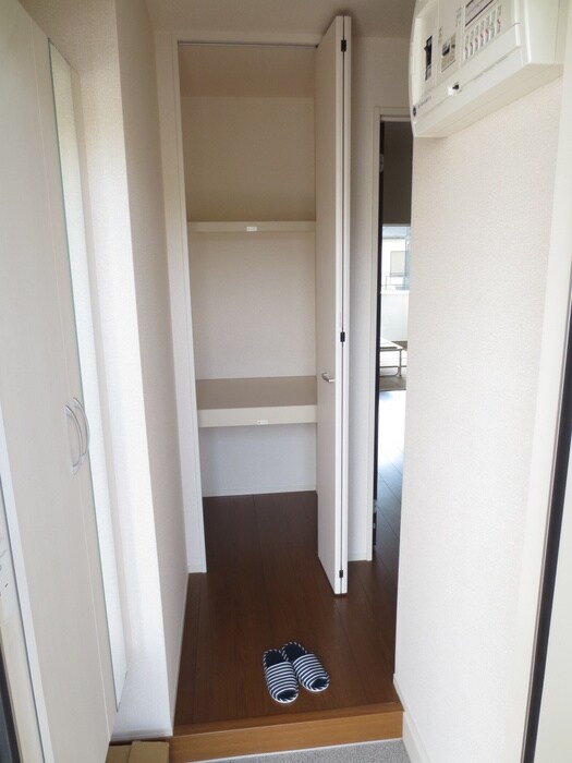 物件内観写真13　(玄関)