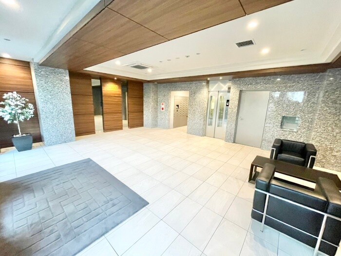 物件外観写真3　(エントランス部分)