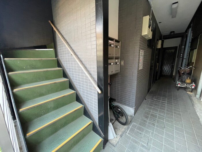 物件外観写真6　(エントランス部分)