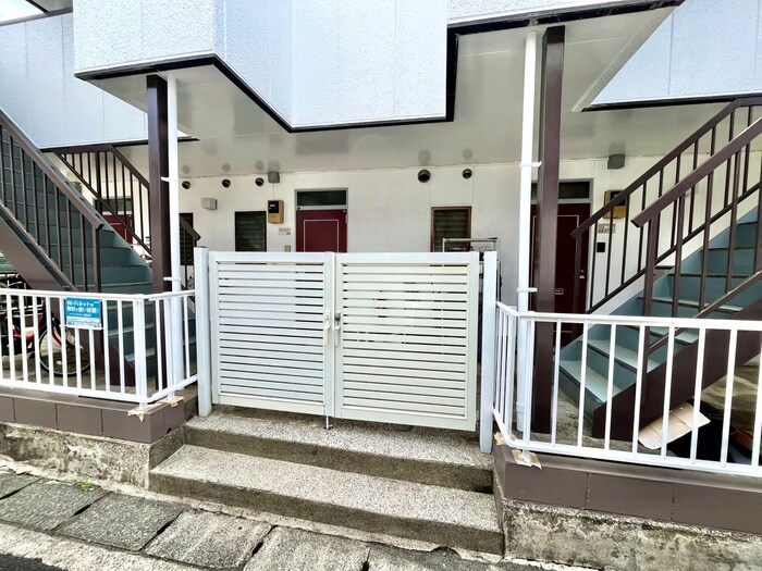 物件外観写真2　(エントランス部分)