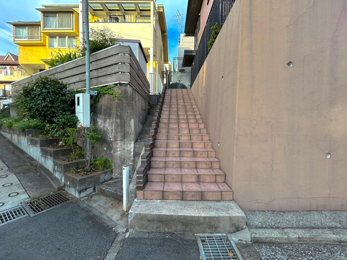 物件外観写真2　(エントランス部分)