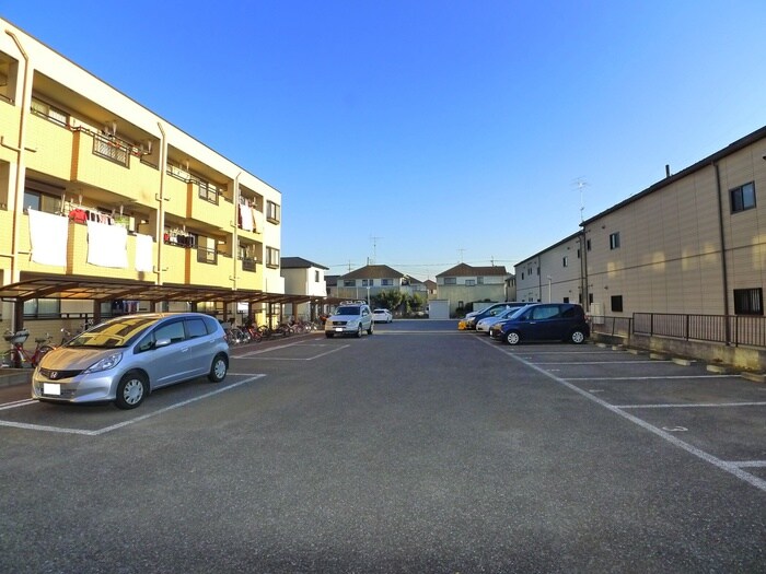 物件外観写真3　(駐車場)