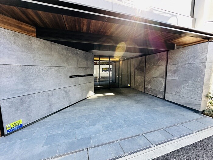 物件外観写真2　(エントランス部分)