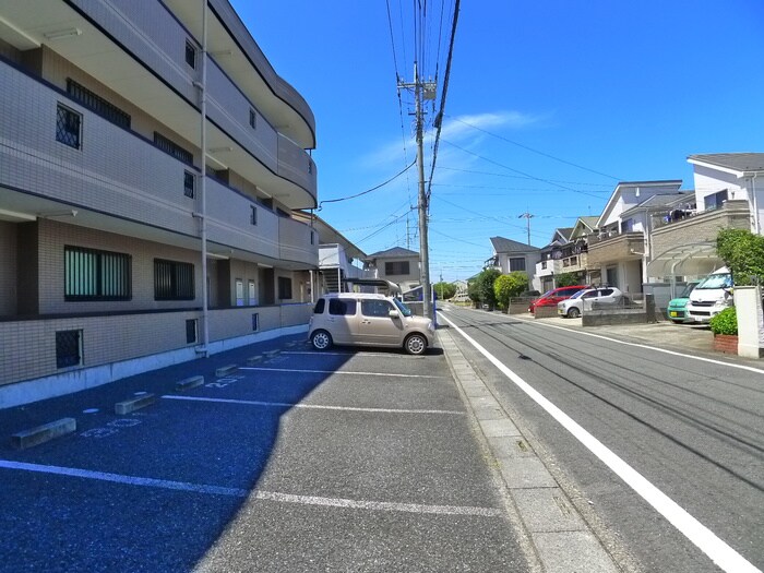 物件外観写真3　(駐車場)