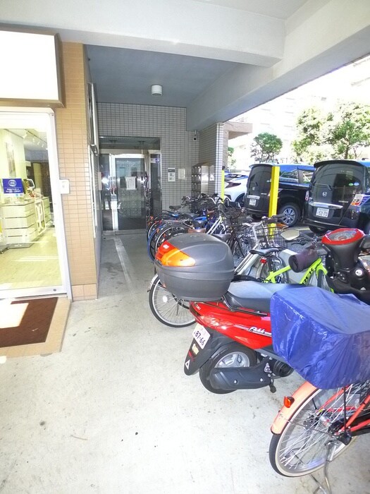 物件外観写真4　(駐輪場)