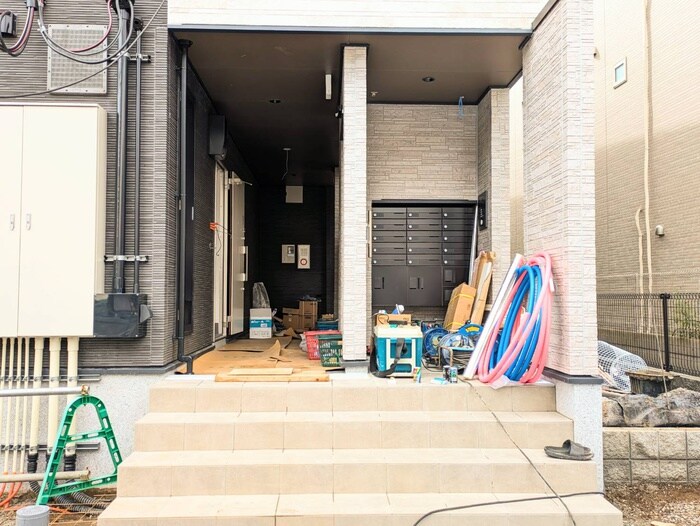物件外観写真2　(エントランス部分)