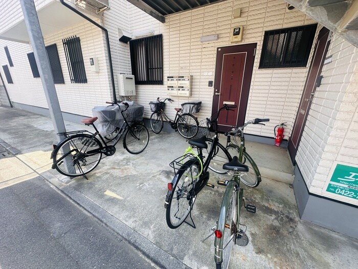 物件外観写真2　(駐輪場)