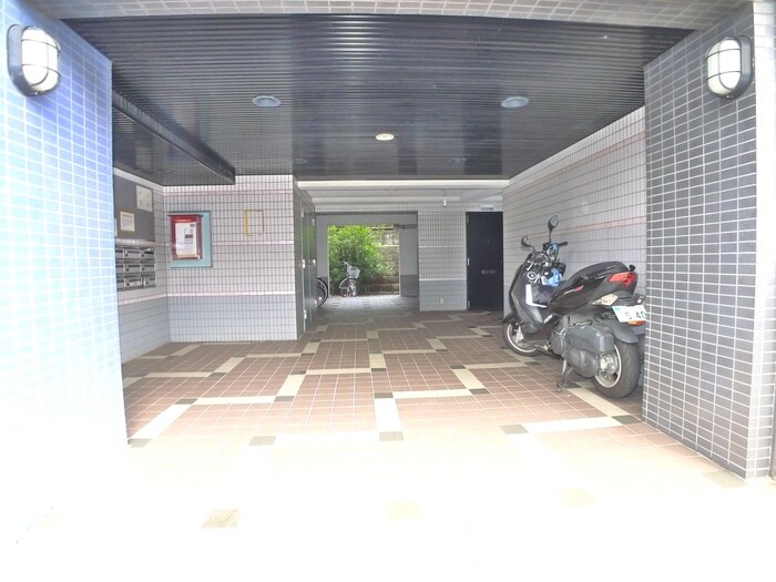 物件外観写真2　(エントランス部分)