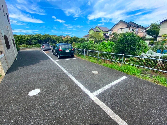 物件外観写真2　(駐車場)