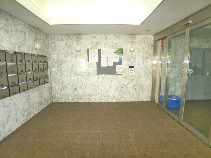 物件外観写真6　(エントランス部分)