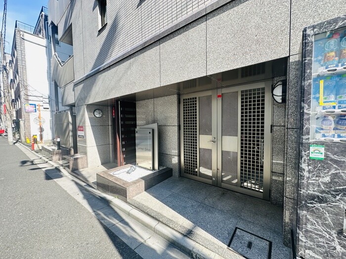 物件外観写真2　(エントランス部分)