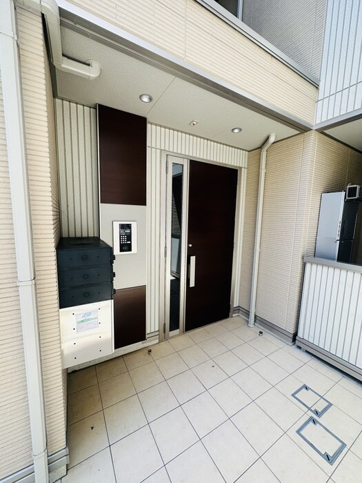 物件外観写真2　(エントランス部分)