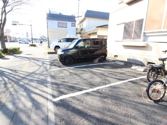 物件外観写真5　(駐車場)