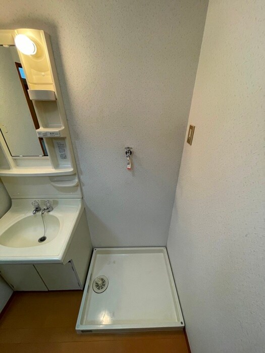 物件内観写真6　(洗濯機置場)