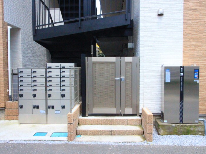 物件外観写真3　(エントランス部分)