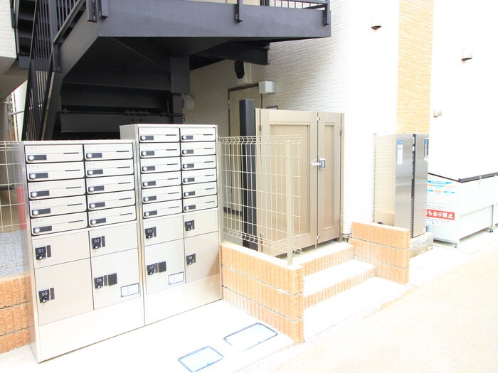 物件外観写真4　(エントランス部分)