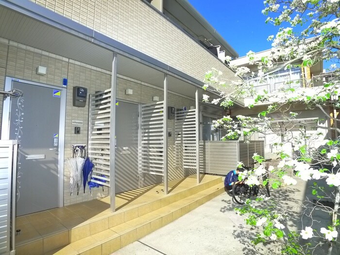 物件外観写真3　(エントランス部分)