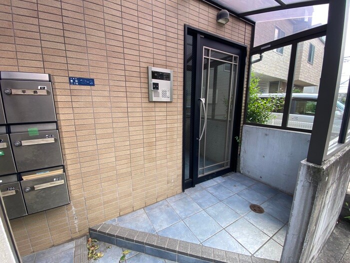 物件外観写真3　(エントランス部分)